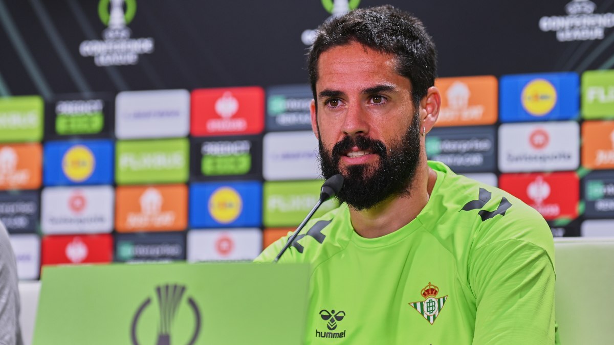 Isco Alarcón en la rueda de prensa previa al Real Betis - Fiorentina | Salvador López Medina para El MIRA