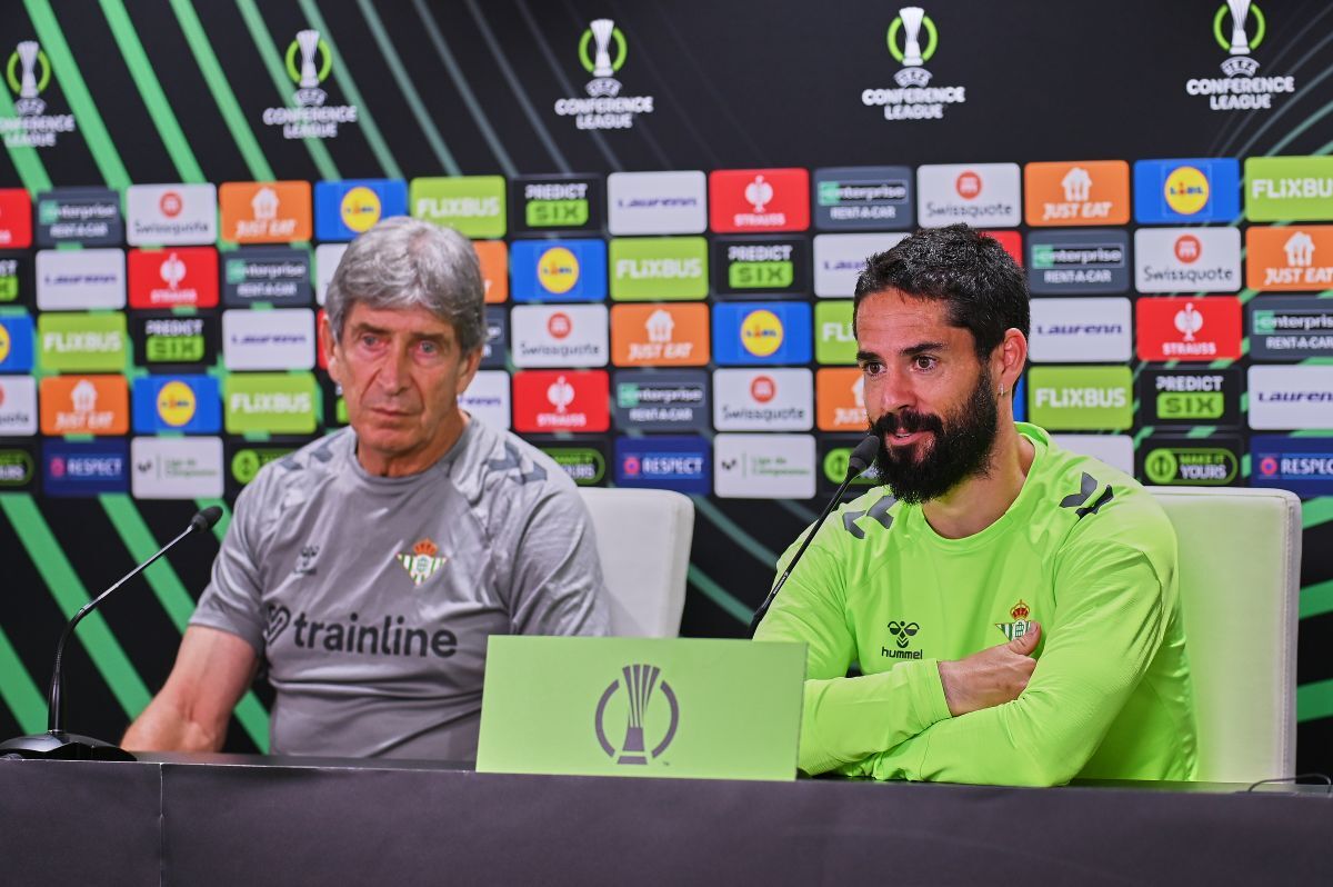 Manuel Pellegrini e Isco en la rueda de prensa previa al Real Betis - Fiorentina | Salvador López Medina para El MIRA