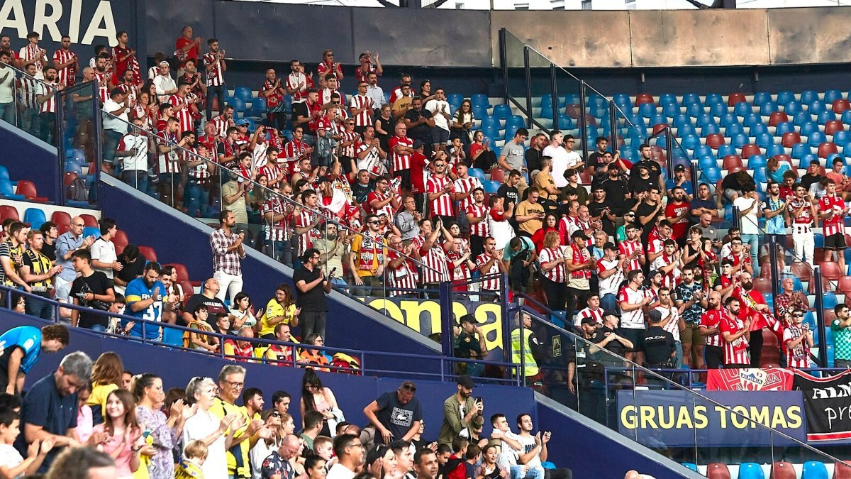 Aficionados rojiblancos en el Levante UD - UD Almería | UDA