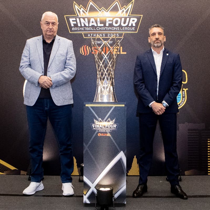 Dragan Dakota, entrenador del AEK, e Ibon Navarro, entrenador del Unicaja Baloncesto