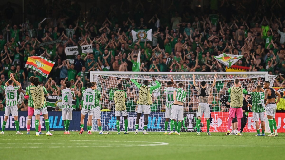 Los jugadores del Real Betis celebran el 2-1 contra la Fiorentina | Salvador López Medina para El MIRA