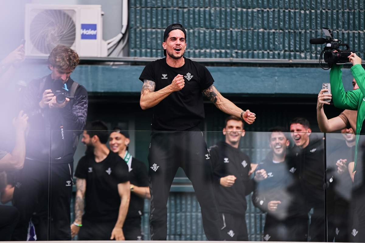 Marc Bartra celebra el pase del Real Betis a la final de la Conference League en el Benito Villamarín | Salvador López Medina para El MIRA