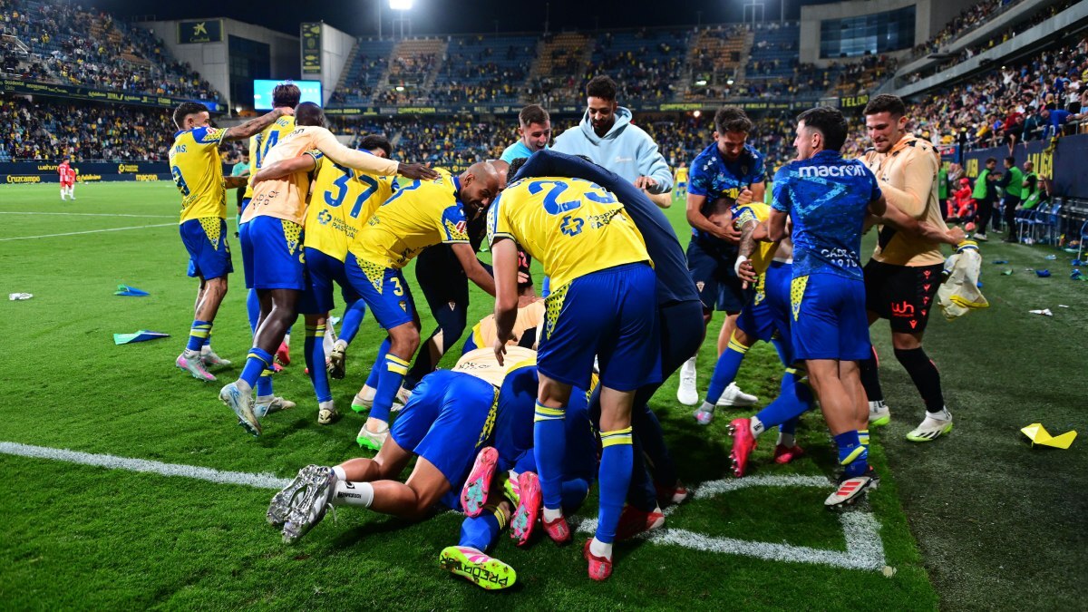 Los jugadores del Cádiz CF celebran el gol de la victoria ante la UD Almería | CCF