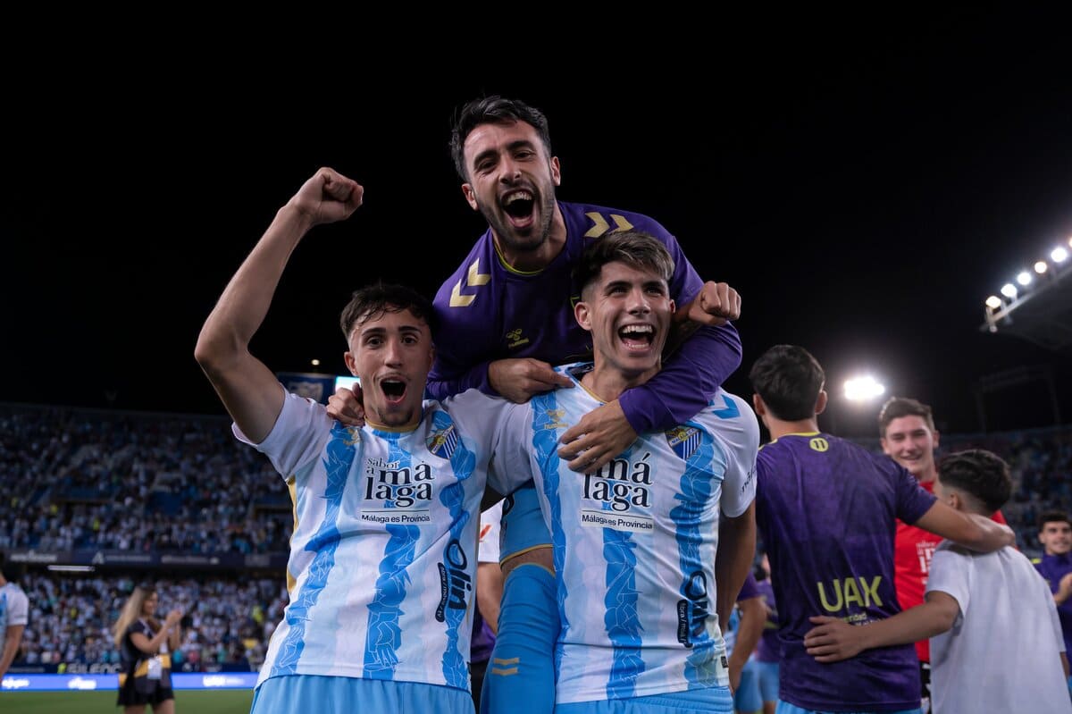 Jugadores del Málaga CF celebrando la permanencia en LaLiga Hypermotion