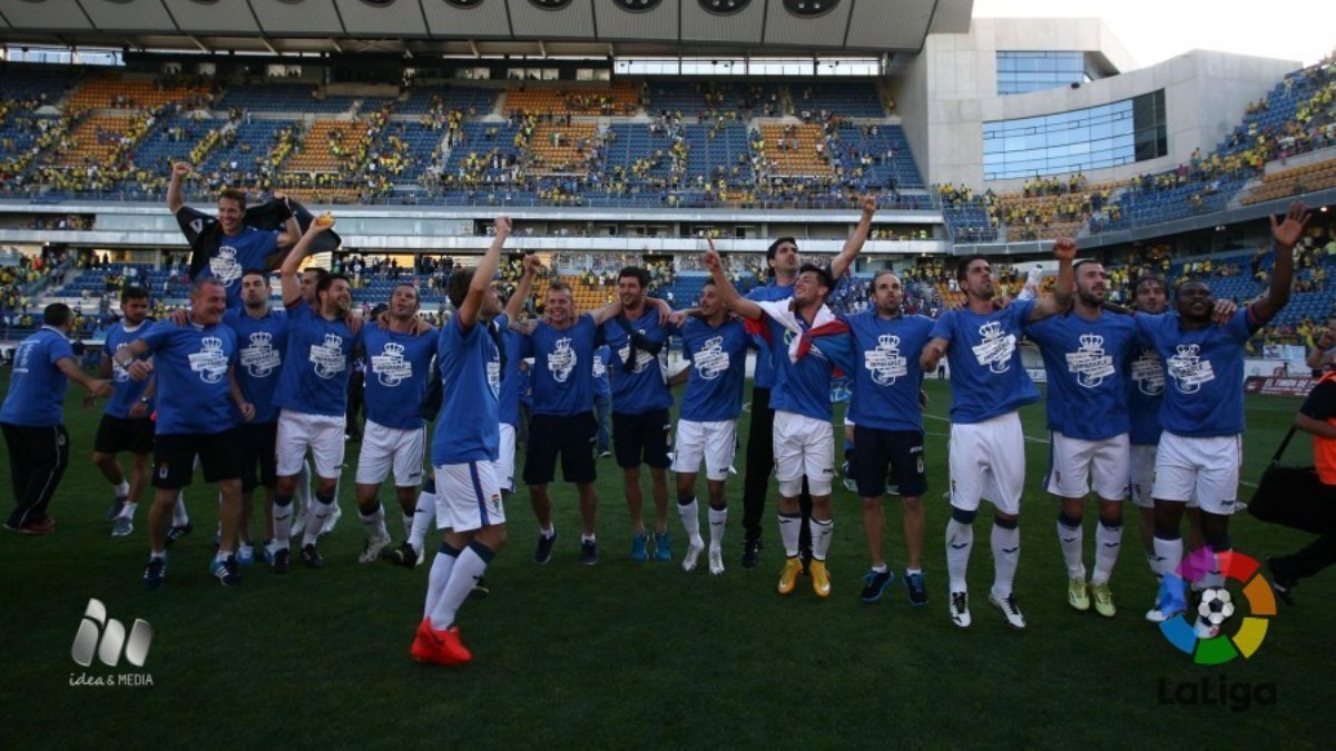 Los jugadores del Real Oviedo celebran el ascenso conseguido ante el Cádiz CF | LaLiga