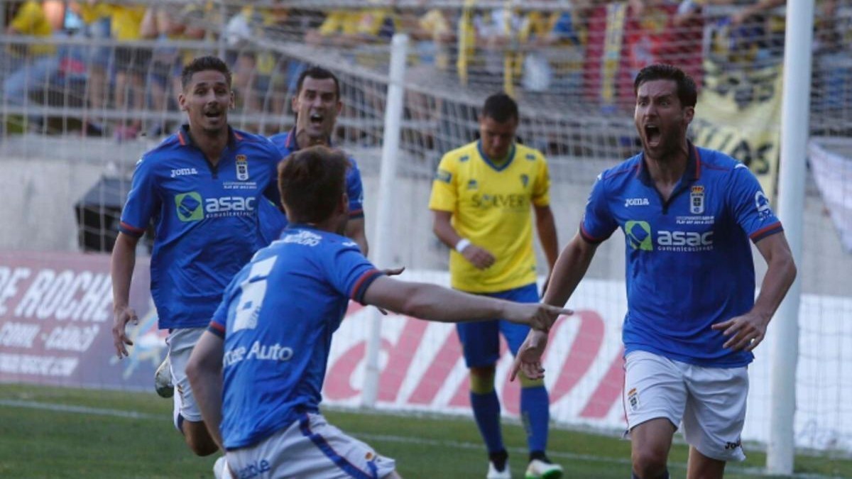 Los jugadores del Real Oviedo celebran el 0-1 ante el Cádiz CF