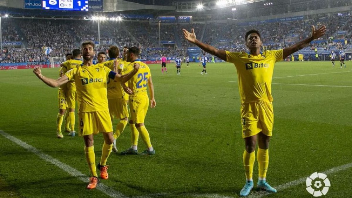 José Mari y Choco Lozano celebran la permanencia obtenida tras el Deportivo Alavés - Cádiz CF | LaLiga