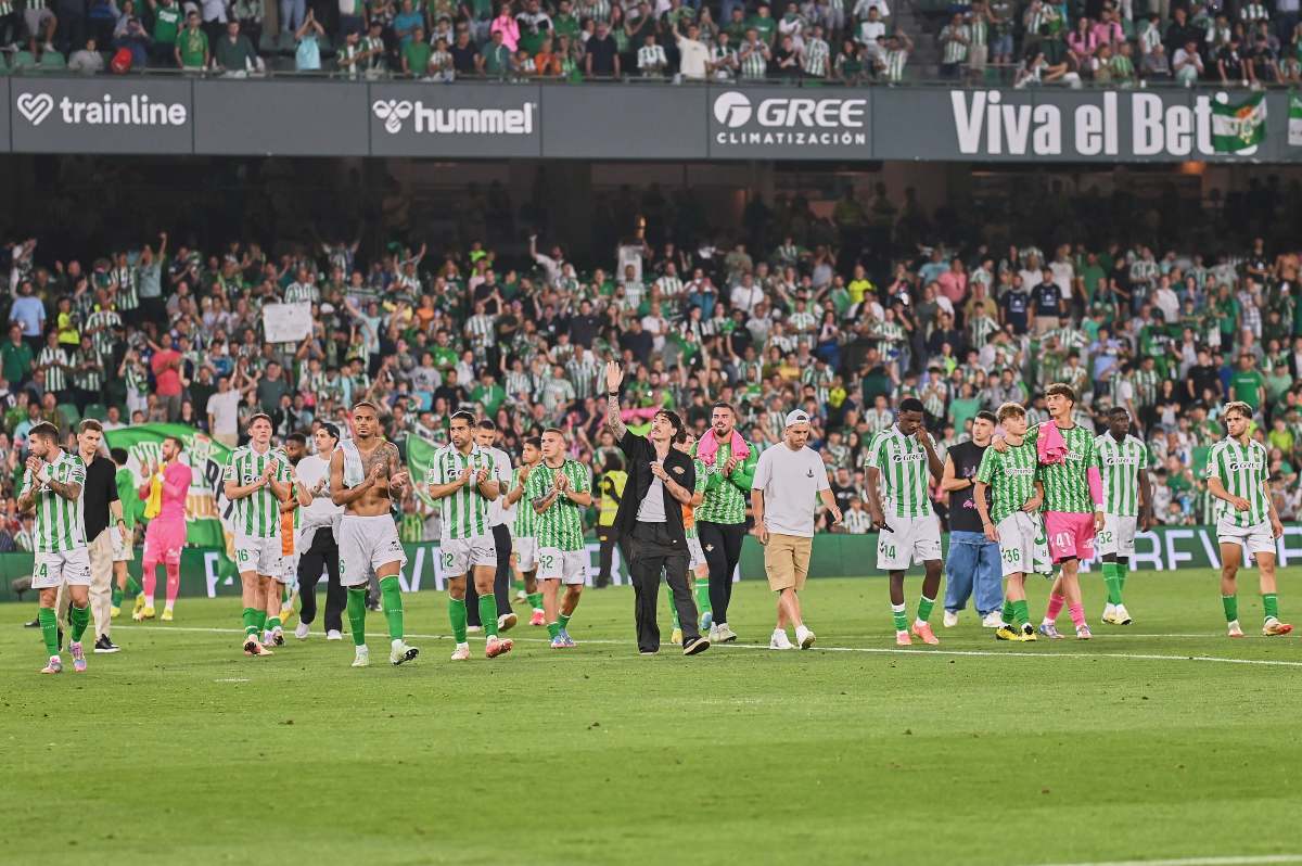 El Benito Villamarín despide a los jugadores del Real Betis antes de la final de la Conference League | Salvador López Medina para El MIRA