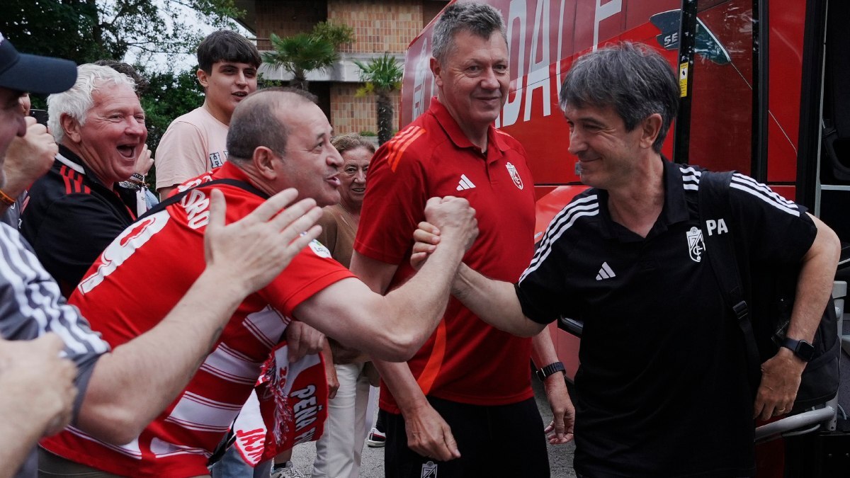 José Pacheta saluda a los aficionados del Granada CF desplazados a Santander | GCF