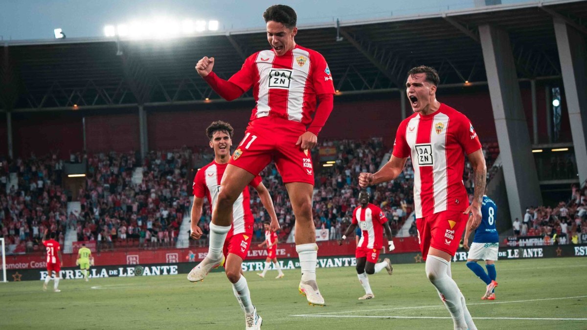 Los jugadores de la UD Almería celebran el gol de Sergio Arribas ante el Real Oviedo | UDA