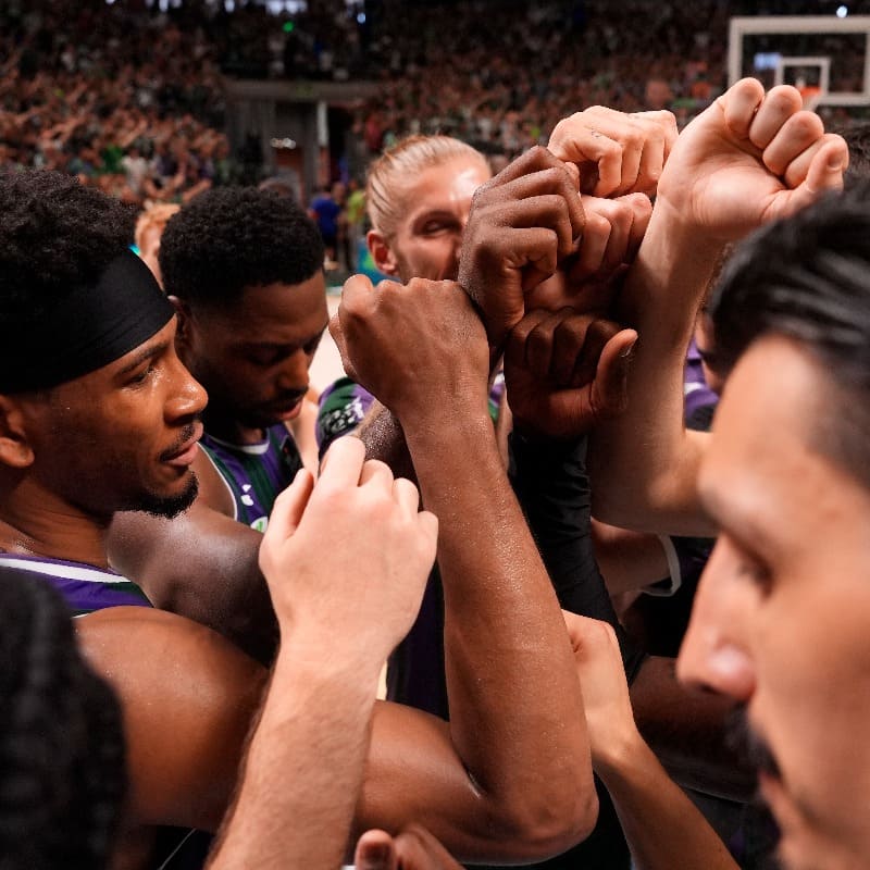 Jugadores del Unicaja Baloncesto celebrando el pase a semifinales del Playoff de la Liga Endesa