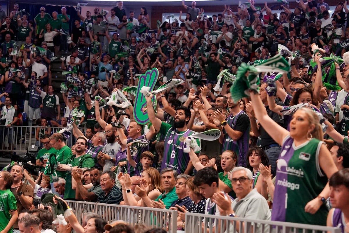 Aficionados del Unicaja Baloncesto en el pabellón Martín Carpena