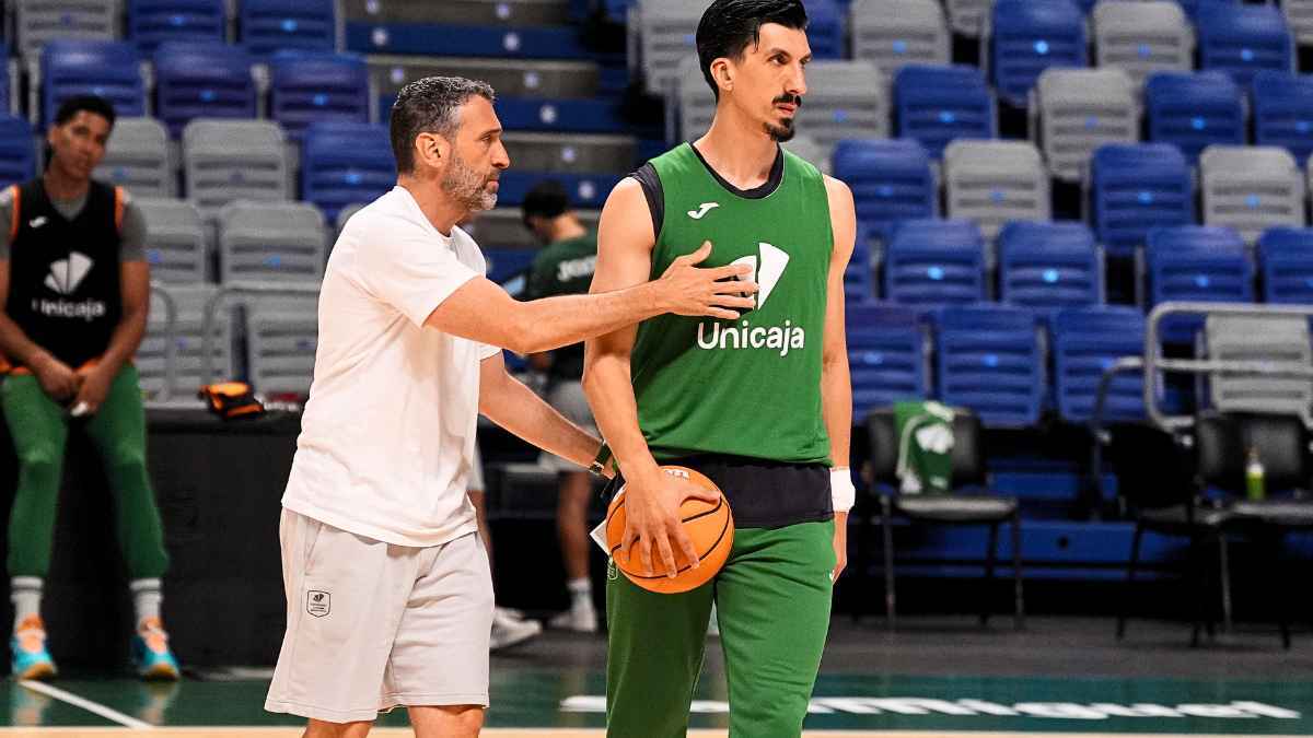 El Unicaja Baloncesto de Ibon Navarro tira "de corazón" para tumbar al Barça