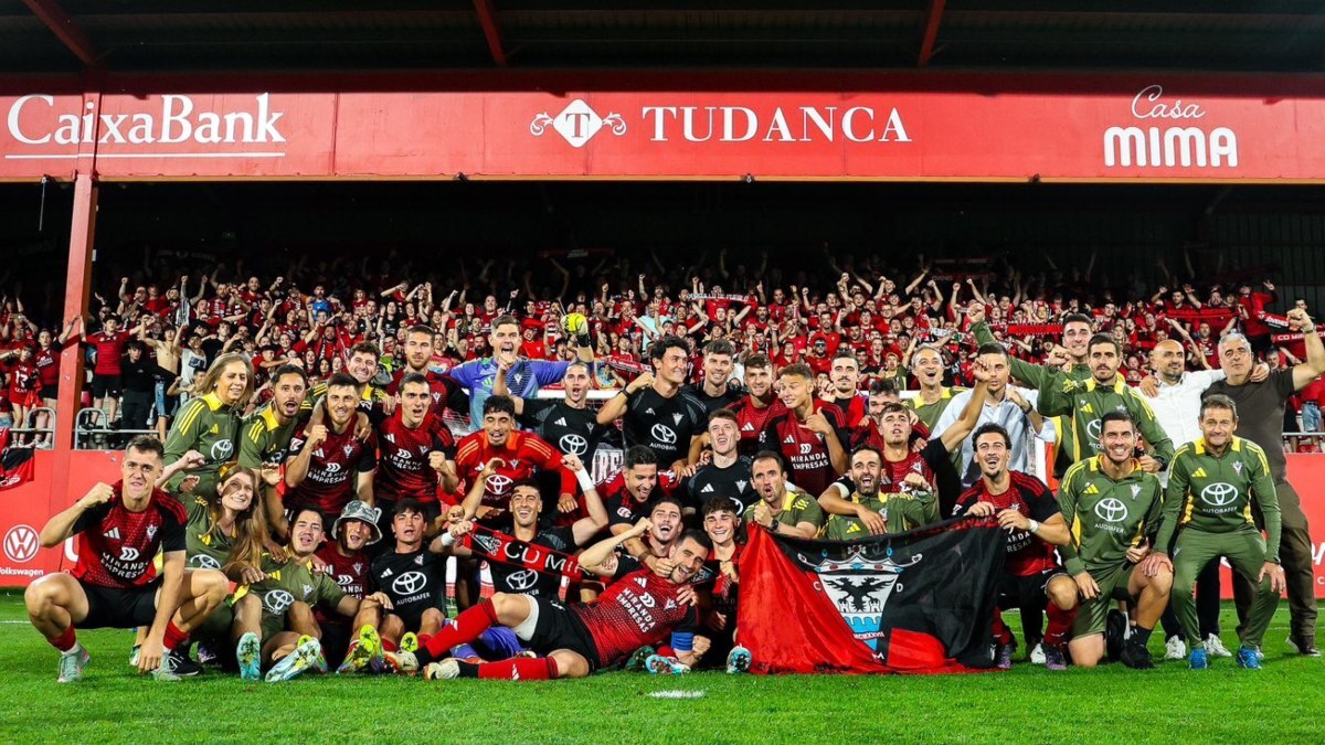 Los jugadores del CD Mirandés celebran la victoria ante el Racing de Santander | CDM