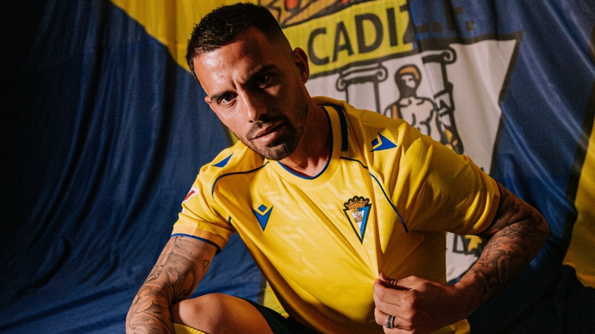 Suso Fernández posa con la camiseta del Cádiz CF | CCF