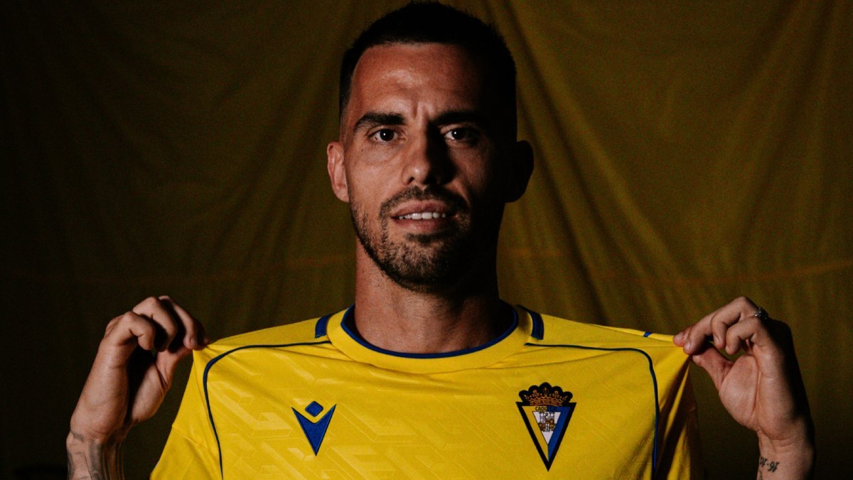 Suso Fernández posa con la camiseta del Cádiz CF | CCF