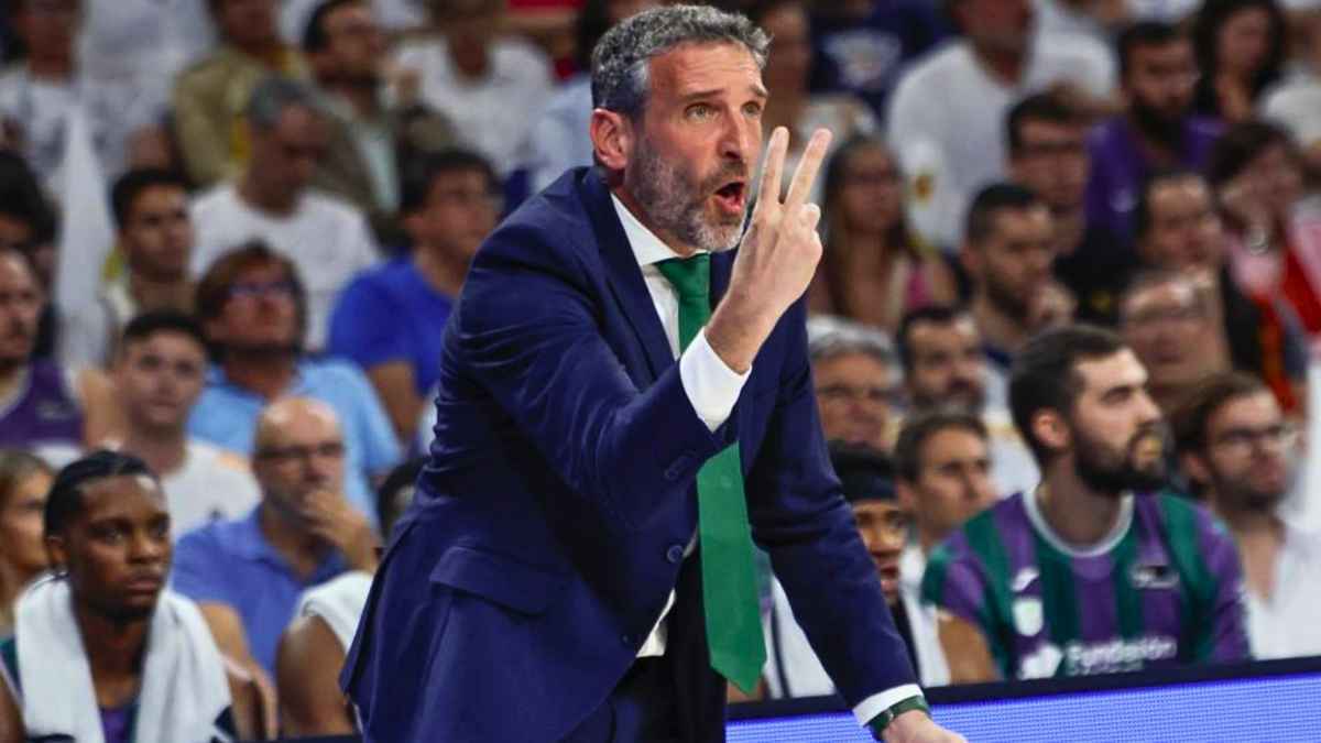 El Unicaja Baloncesto - Real Madrid se calentó en los banquillos: el dardo de Chus Mateo a Navarro