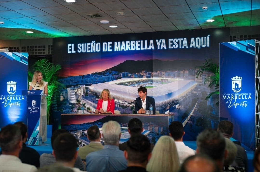 Acto en el que han firmado la concesión del nuevo estadio del Marbella FC