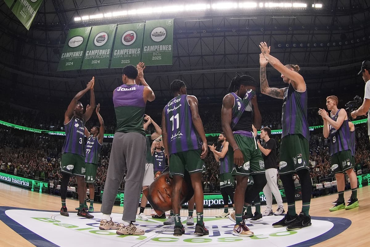Jugadores del Unicaja Baloncesto tras la derrota ante el Real Madrid