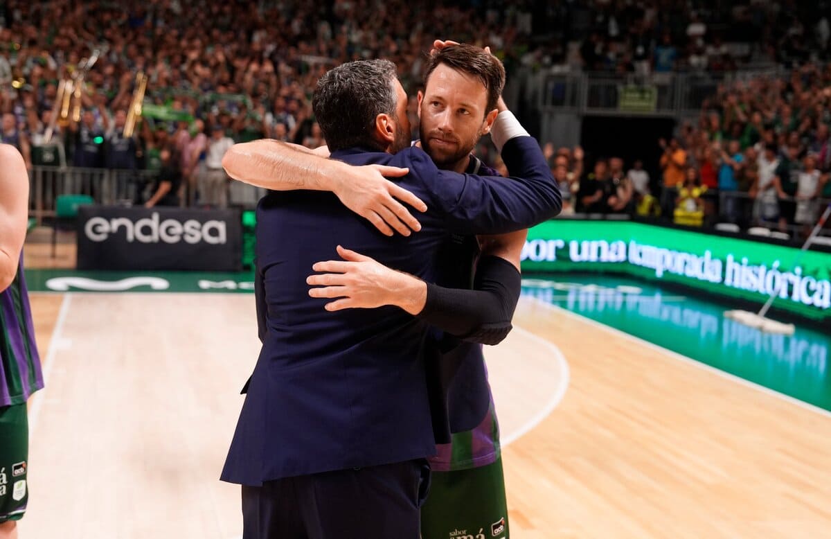 Ibon Navarro consolando a los jugadores del Unicaja Baloncesto