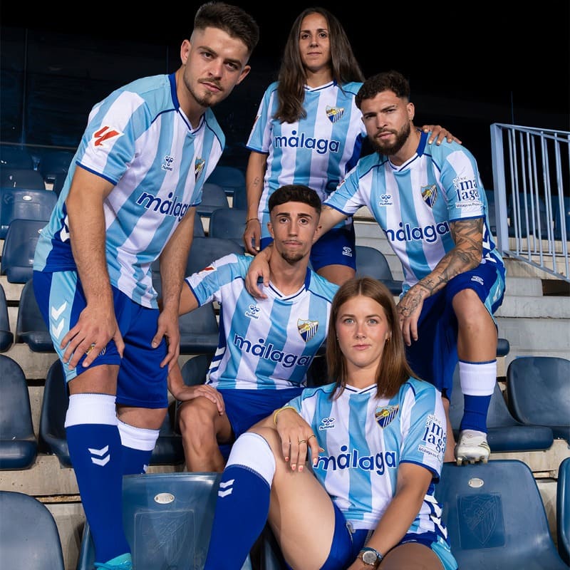 Jugadores del Málaga CF posando con la elástica blanquiazul