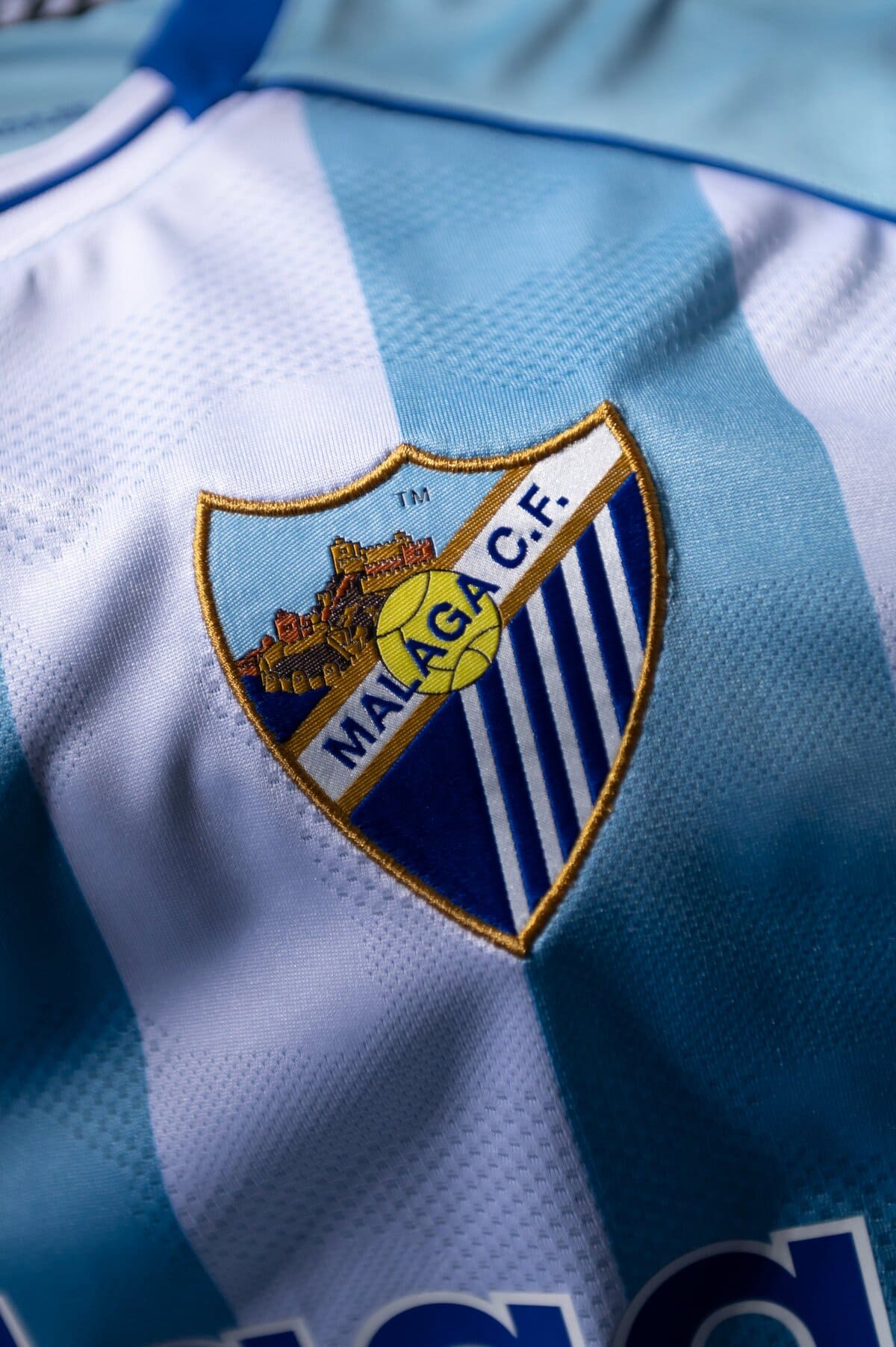 Escudo del Málaga CF bordado en su nueva camiseta