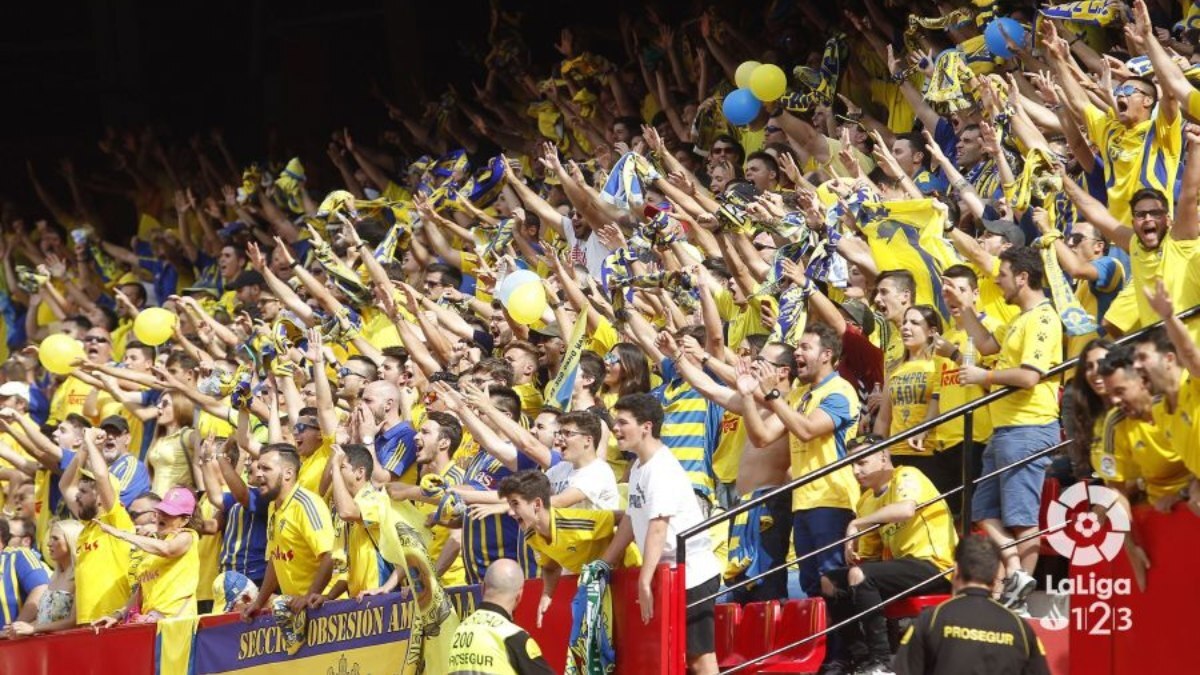 Los aficionados del Cádiz CF se desplazaron en masa en un Sevilla Atlético - Cádiz CF | LaLiga