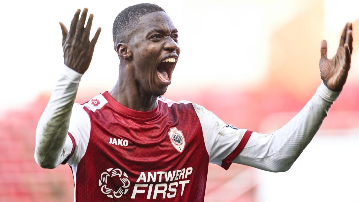 Mahamadou Doumbia celebra un gol anotado con el Royal Amberes