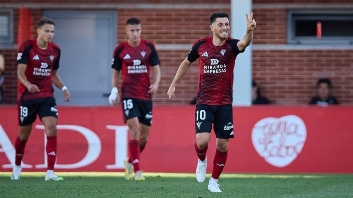 Alberto Reina celebra un gol anotado con el CD Mirandés | LaLiga