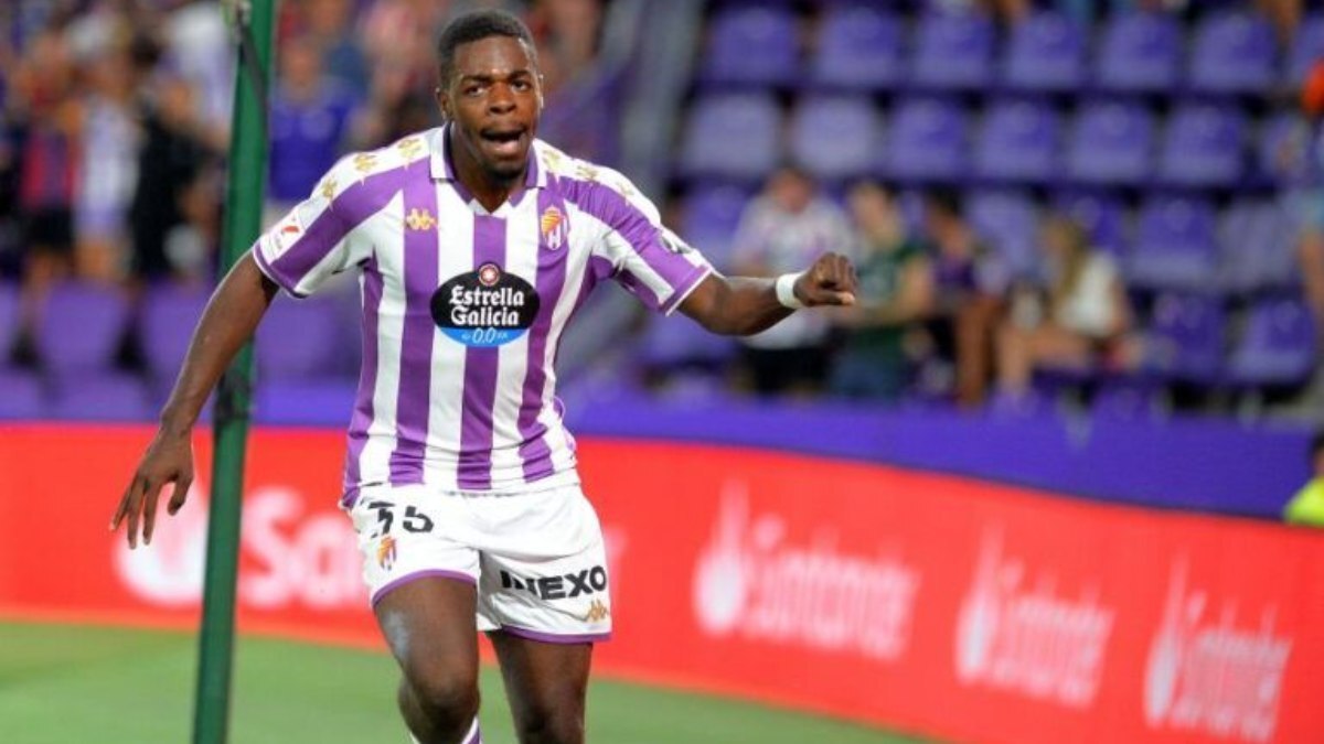 Iván Cédric celebra un gol con el Real Valladolid en Segunda División | LaLiga