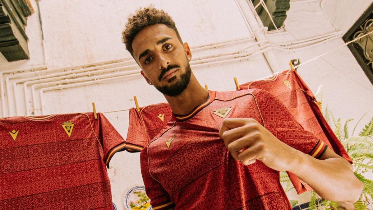 Chris Ramos posa con la nueva camiseta del Cádiz CF | CCF