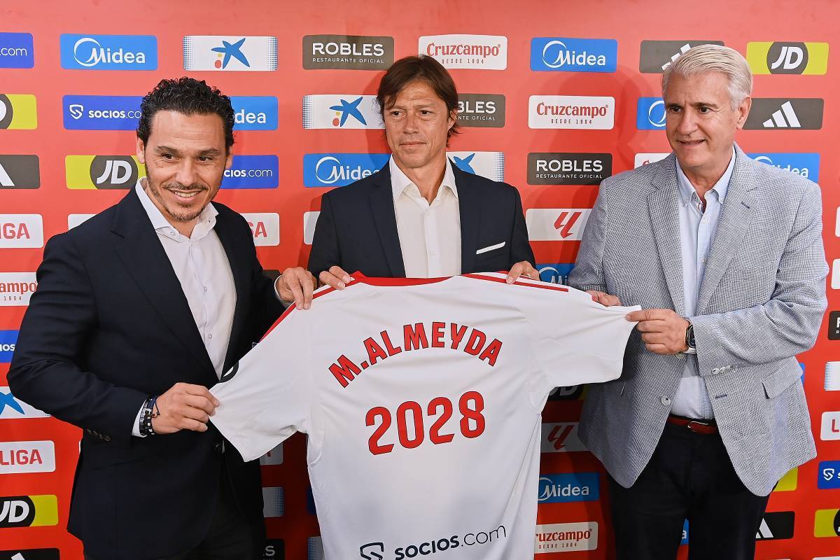 Matías Almeyda junto a Del Nido Carrasco y Antonio Cordón en su presentación con el Sevilla FC | Salvador López Medina para El MIRA