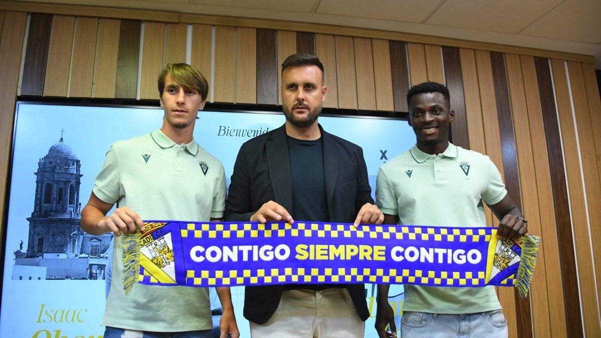 Isaac Obeng, David García y Juan Cala en la presentación de los dos primeros como jugadores del Cádiz CF | CCF