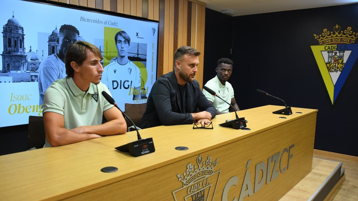Isaac Obeng, David García y Juan Cala en la presentación de los dos primeros como jugadores del Cádiz CF | CCF