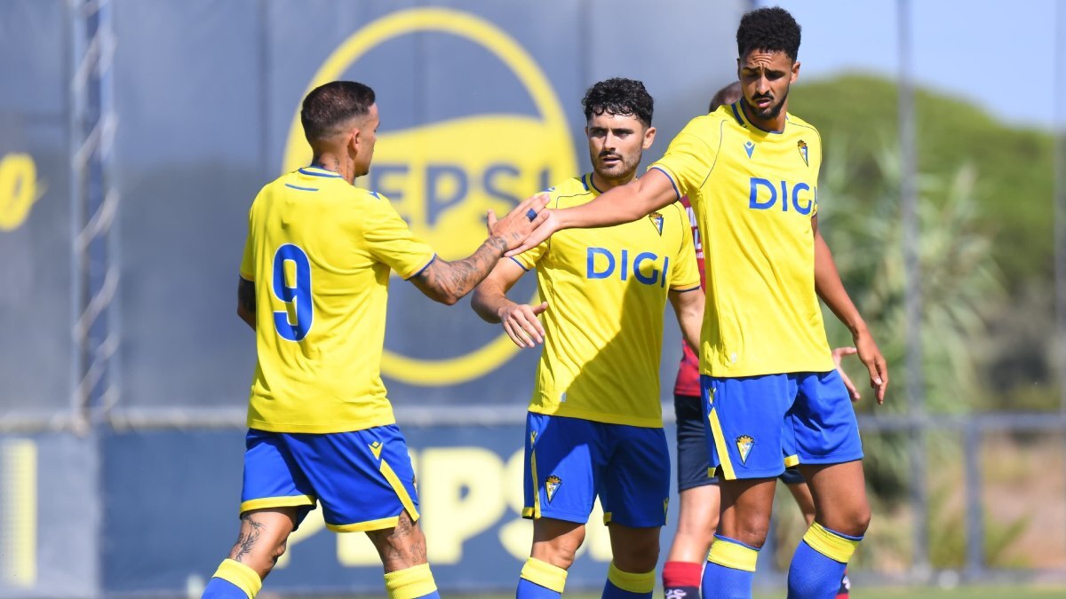 Los jugadores del Cádiz CF celebran el gol de Chris Ramos ante la UD Leiria | CCF