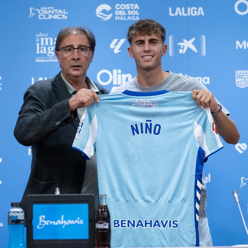 Adrián Niño en su presentación oficial con el Málaga CF, posando junto a Loren Juarros