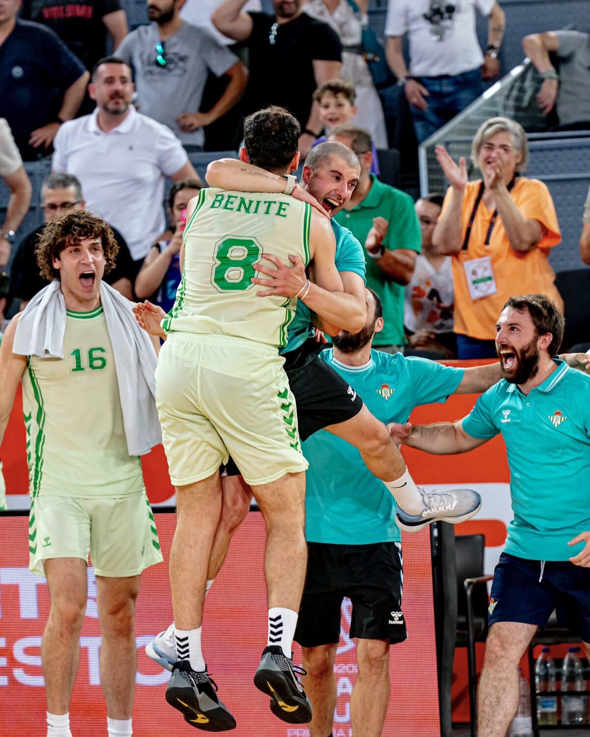Jugadores del Betis Baloncesto celebrando su ascenso a la Liga Endesa