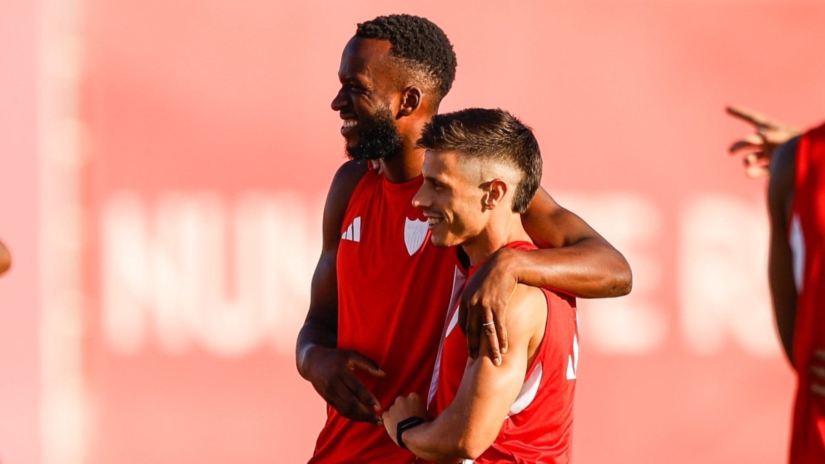 Dodi Lukébakio y Alfon González durante un entrenamiento del Sevilla FC | SFC
