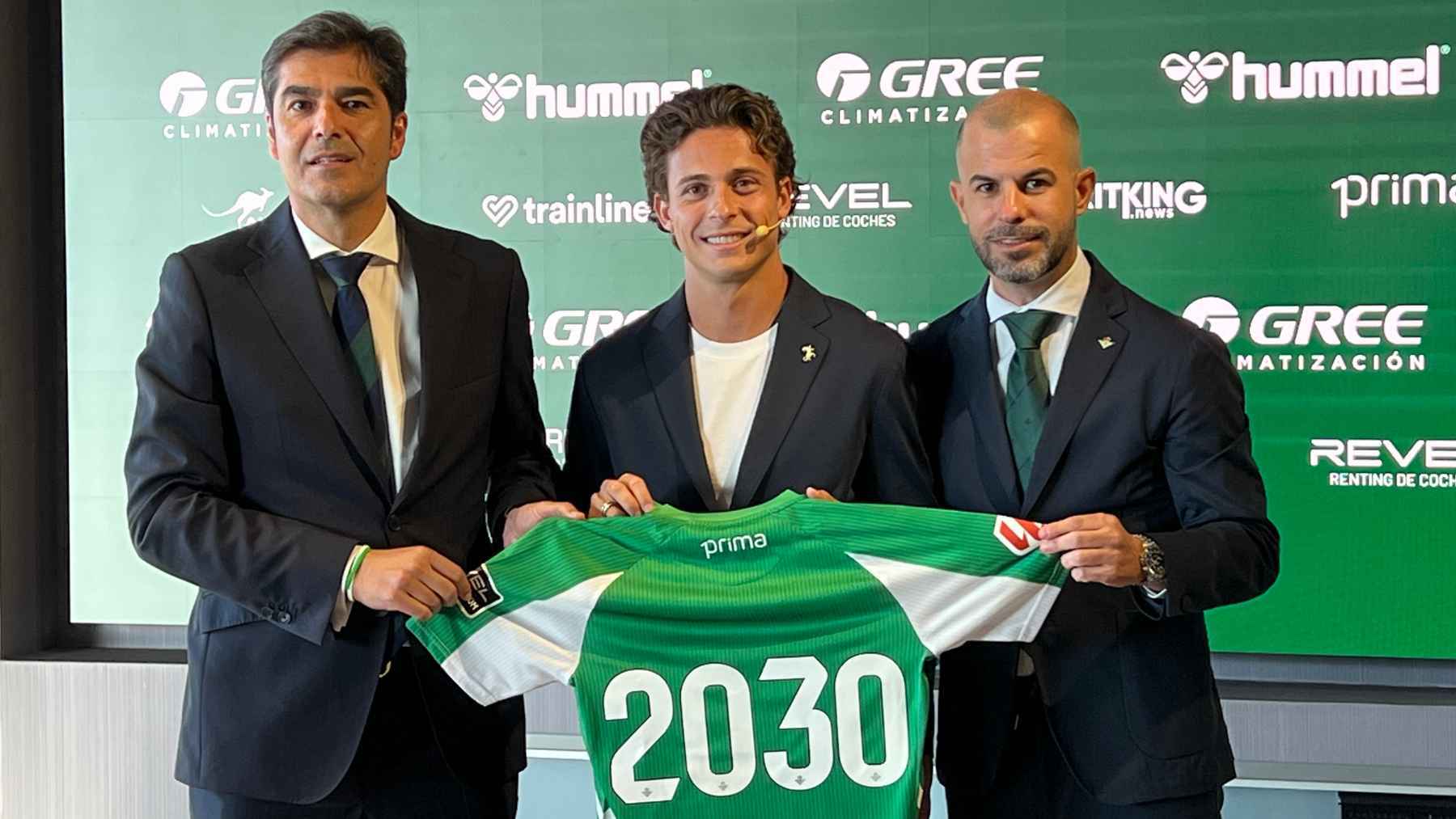 Rodrigo Riquelme junto a Ángel Haro y Manu Fajardo en su presentación con el Real Betis | Daniel Saldaña para El MIRA