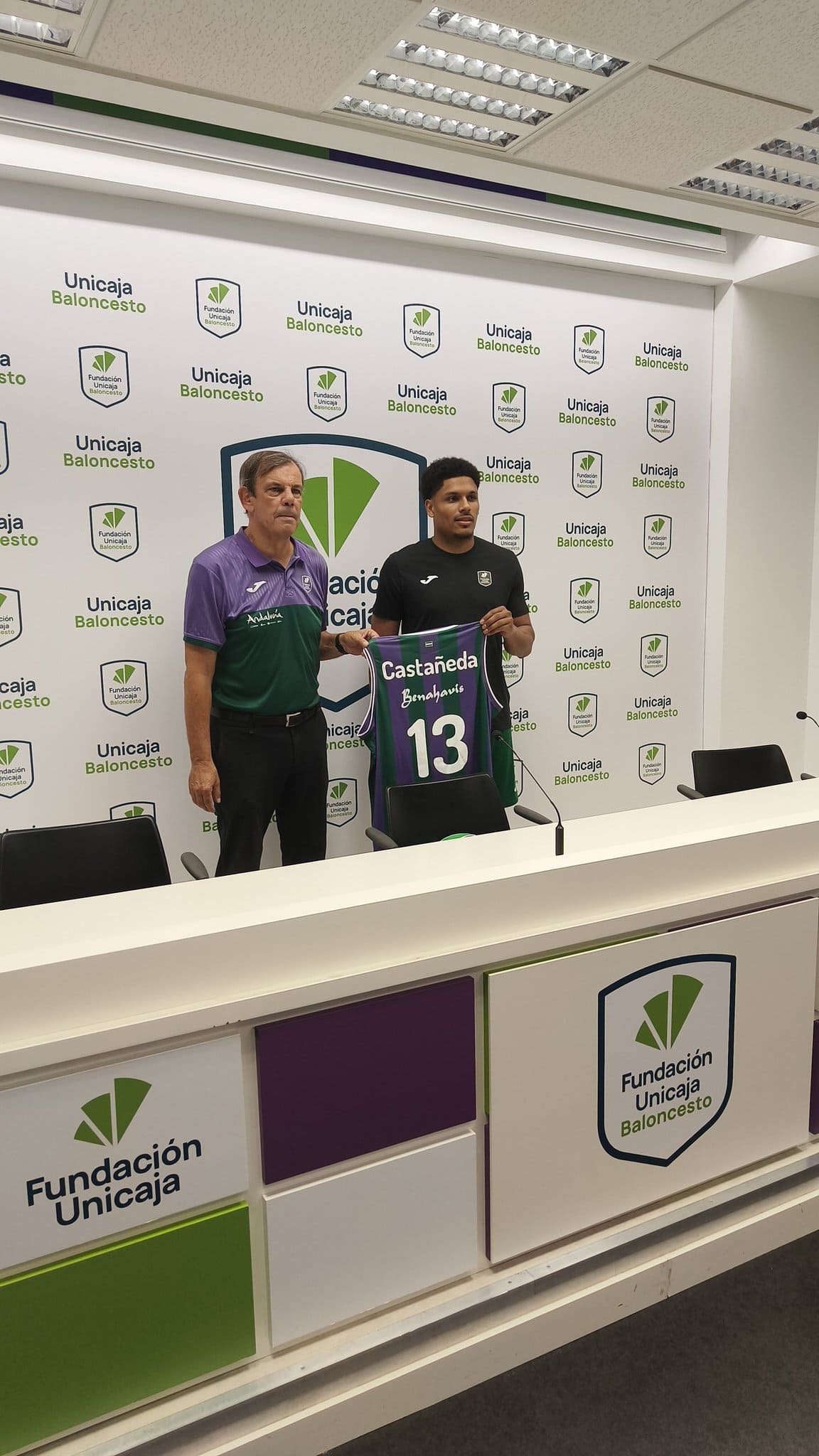 Xavier Castañeda y Juanma Rodríguez en el acto de presentación del jugador del Unicaja Baloncesto