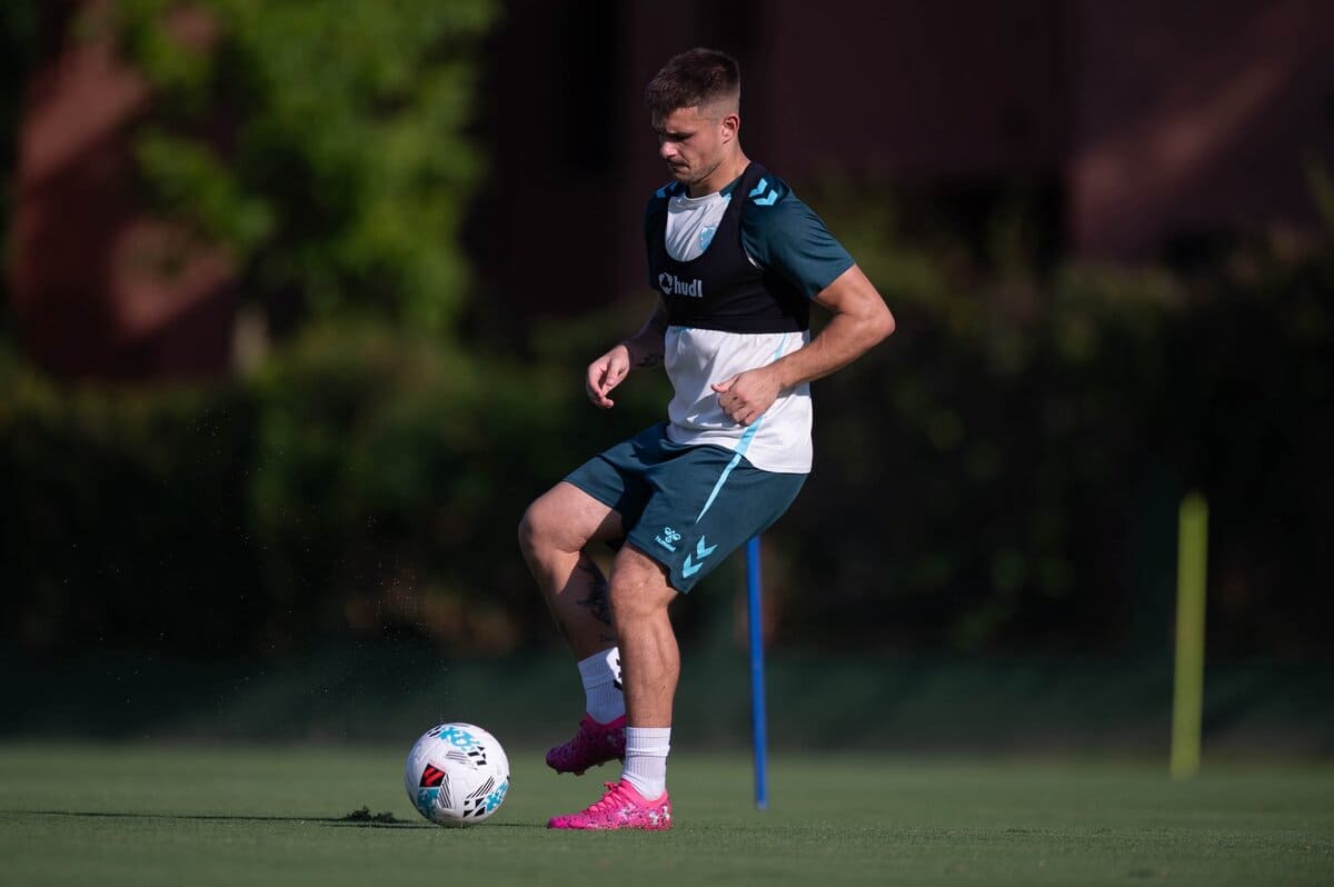 Primera sesión de entrenamiento del Málaga CF en Estepona