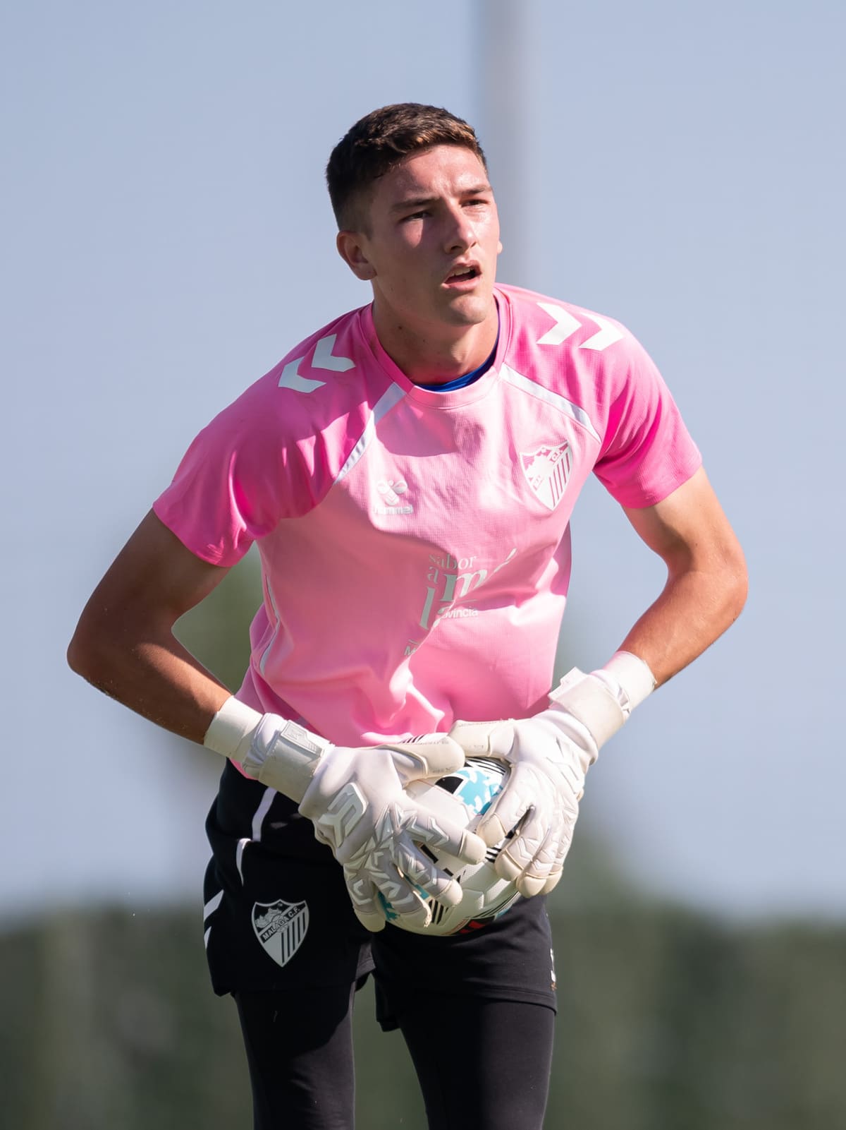 Carlos López, portero del Málaga CF, antes del partido ante el Al-Wakrah