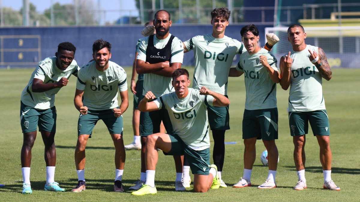 Algunos jugadores del Cádiz CF posan durante el primer entrenamiento del mes de agosto | CCF