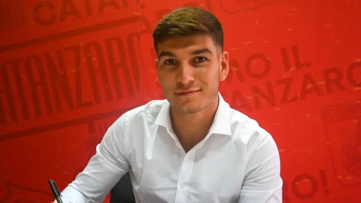 Federico Bonini durante el momento de su firma con el US Catanzaro | USC