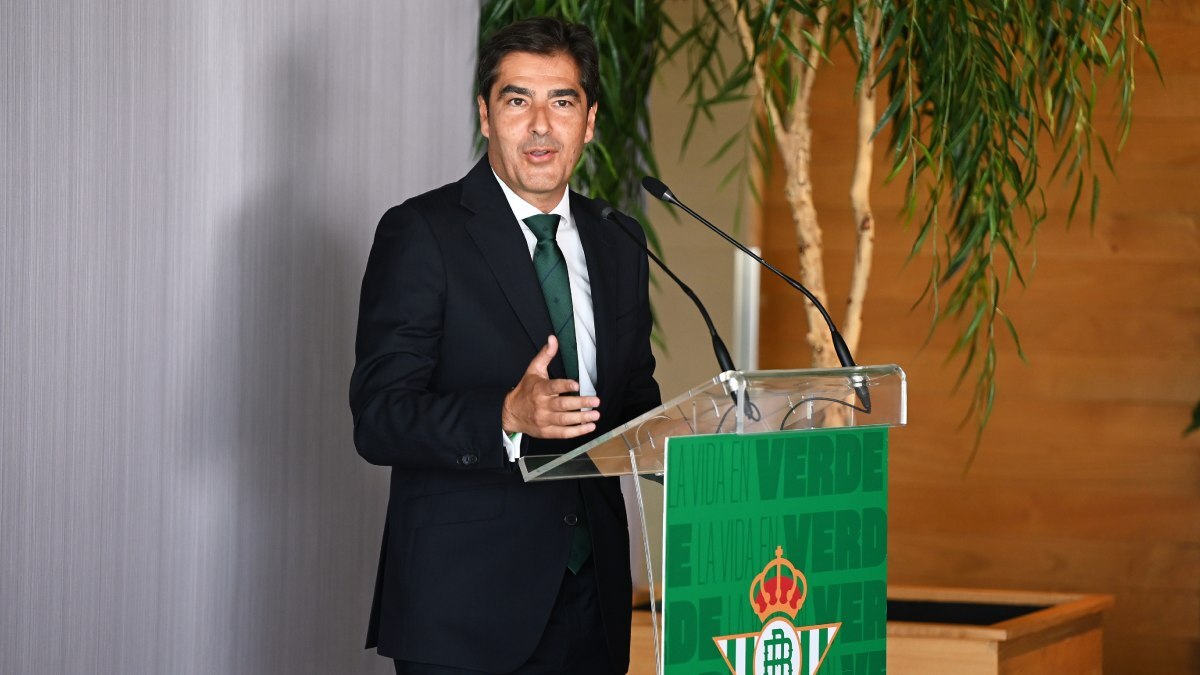 Ángel Haro en la presentación de Nelson Deossa con el Real Betis | Salvador López Medina para El MIRA
