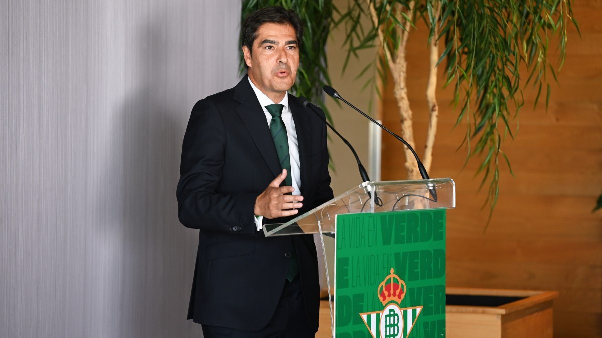 Ángel Haro en la presentación de Nelson Deossa con el Real Betis | Salvador López Medina para El MIRA