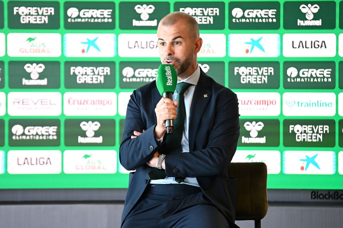 Manu Fajardo en la presentación de Nelson Deossa con el Real Betis | Salvador López Medina para El MIRA