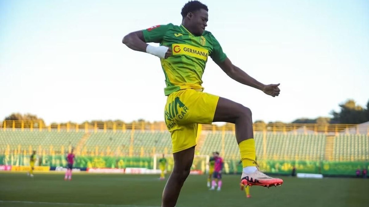 Salim Fago Lawal celebra un gol anotado con el NK Istra de Croacia