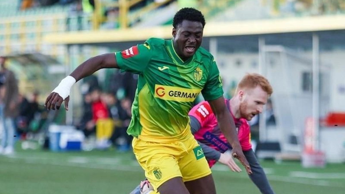 Salim Fago Lawal durante un partido disputado con el NK Istra de Croacia