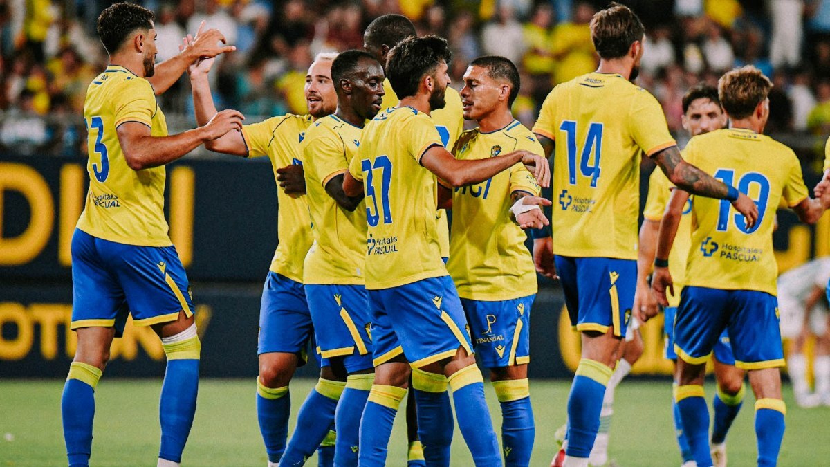 Los jugadores del Cádiz CF celebran el gol de Mario Climent en el Trofeo Carranza | CCF